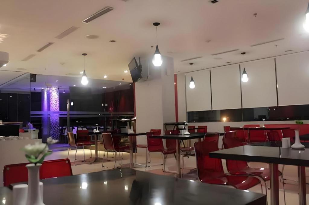 RedStar Hotel Jakarta Exterior foto